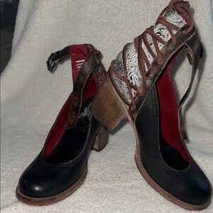 Freebird by Steven Raeanne. EXCELLENT CONDITION. Sz. 8